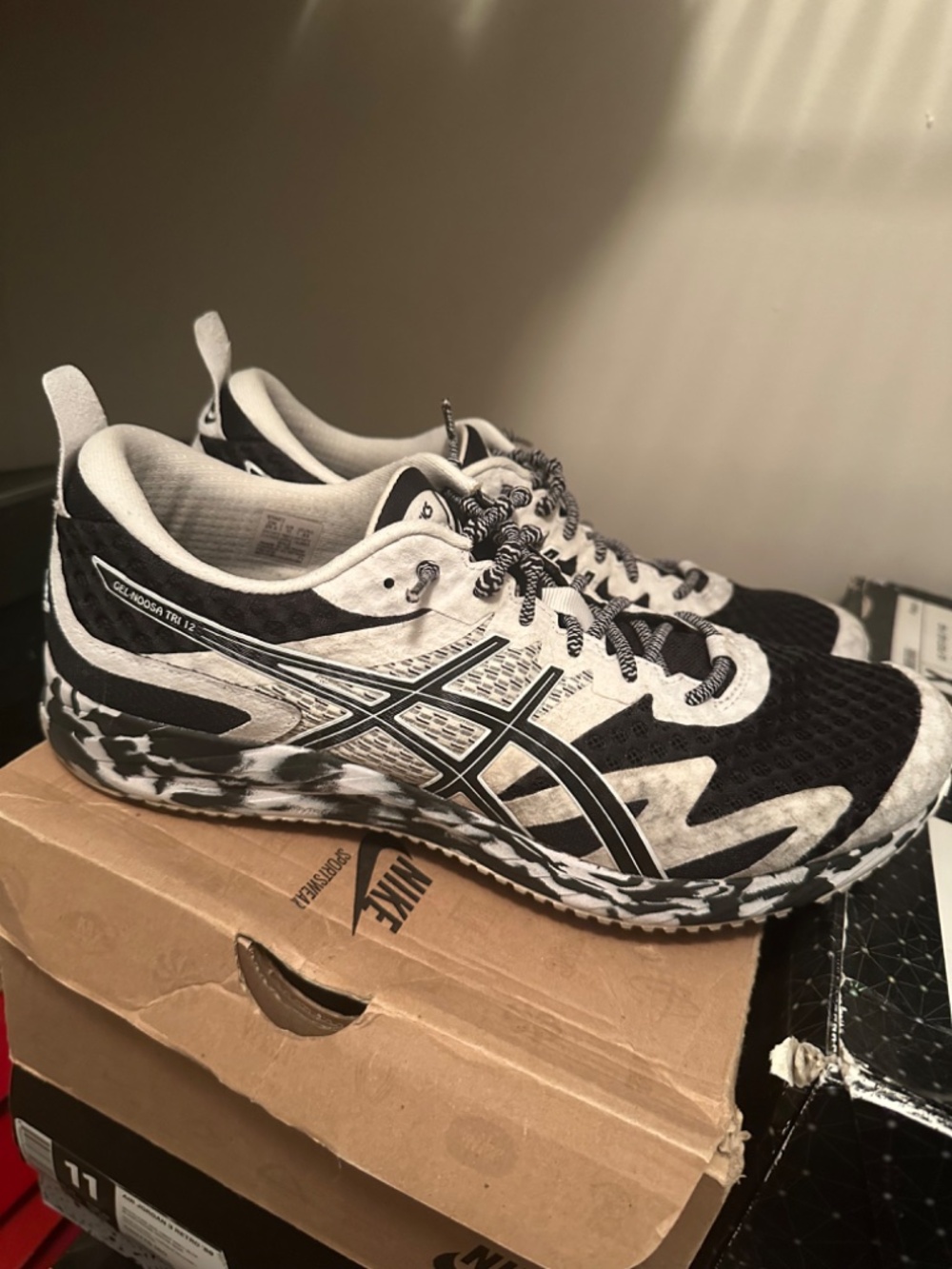 ASICS - Picture 2 of 3